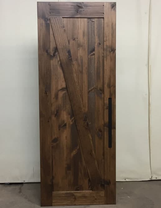 Porte de bois extérieure en pin noueux type shaker avec 2 panneaux plats et 1 planche diagonale