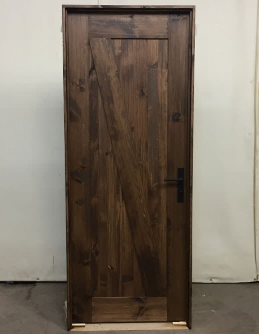Porte de bois extérieure en pin noueux type shaker avec 2 panneaux plats et 1 planche diagonale
