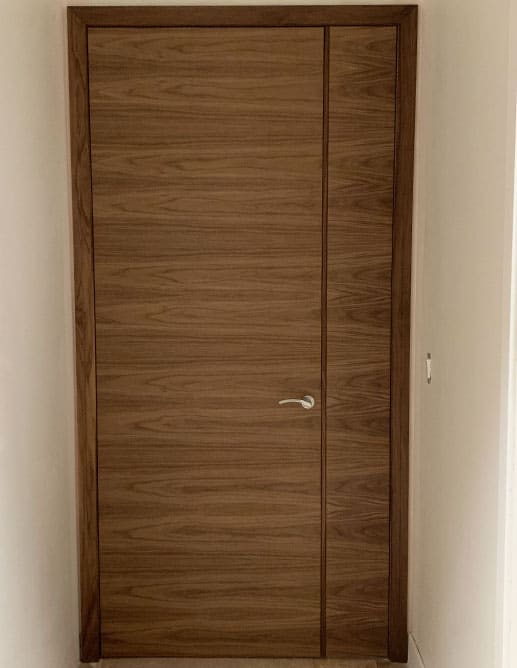 Porte Intérieure Simple avec 1 Latéral, plaqué en Noyer Noir Tranché. Poignée à Mortaise Magnétique Olly de Colombo Design