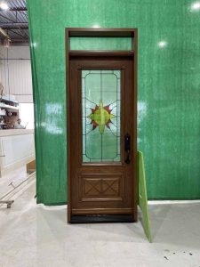Porte Extérieur Chêne Blanc Grain Régulier. Prémontée Simple avec Imposte. Poignée Mortaise de Métal Style Bouvet. Vitrail du client