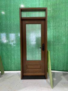 Porte Extérieur Chêne Blanc Grain Régulier. Prémontée Simple avec Imposte. Poignée Mortaise de Métal Style Bouvet.