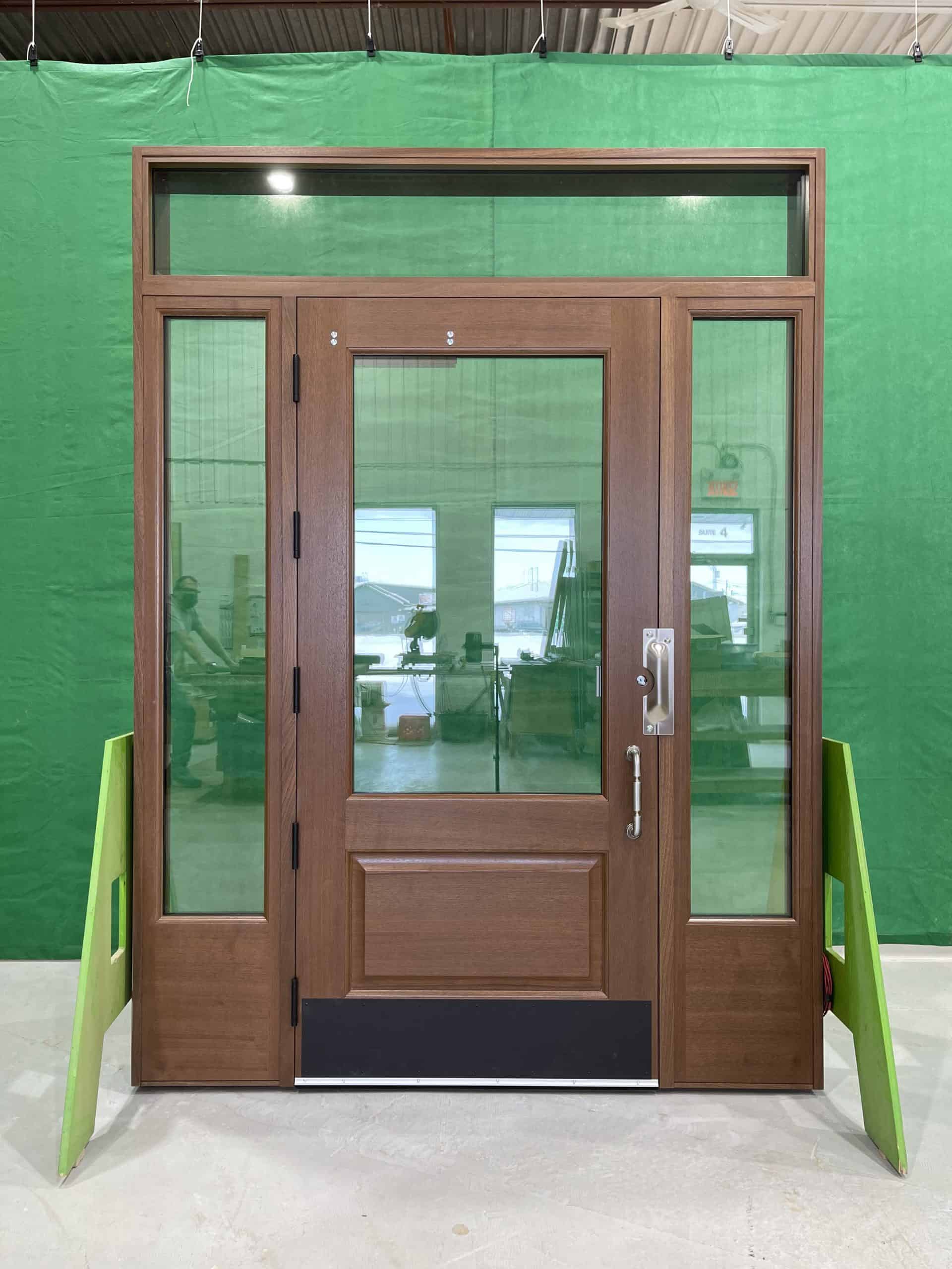 Porte Extérieur Acajou Sapele. Prémontée Simple avec deux latéraux et Imposte. Modèle 1 thermos et 1 panneau ravalé standard. Poignée à Tirer.