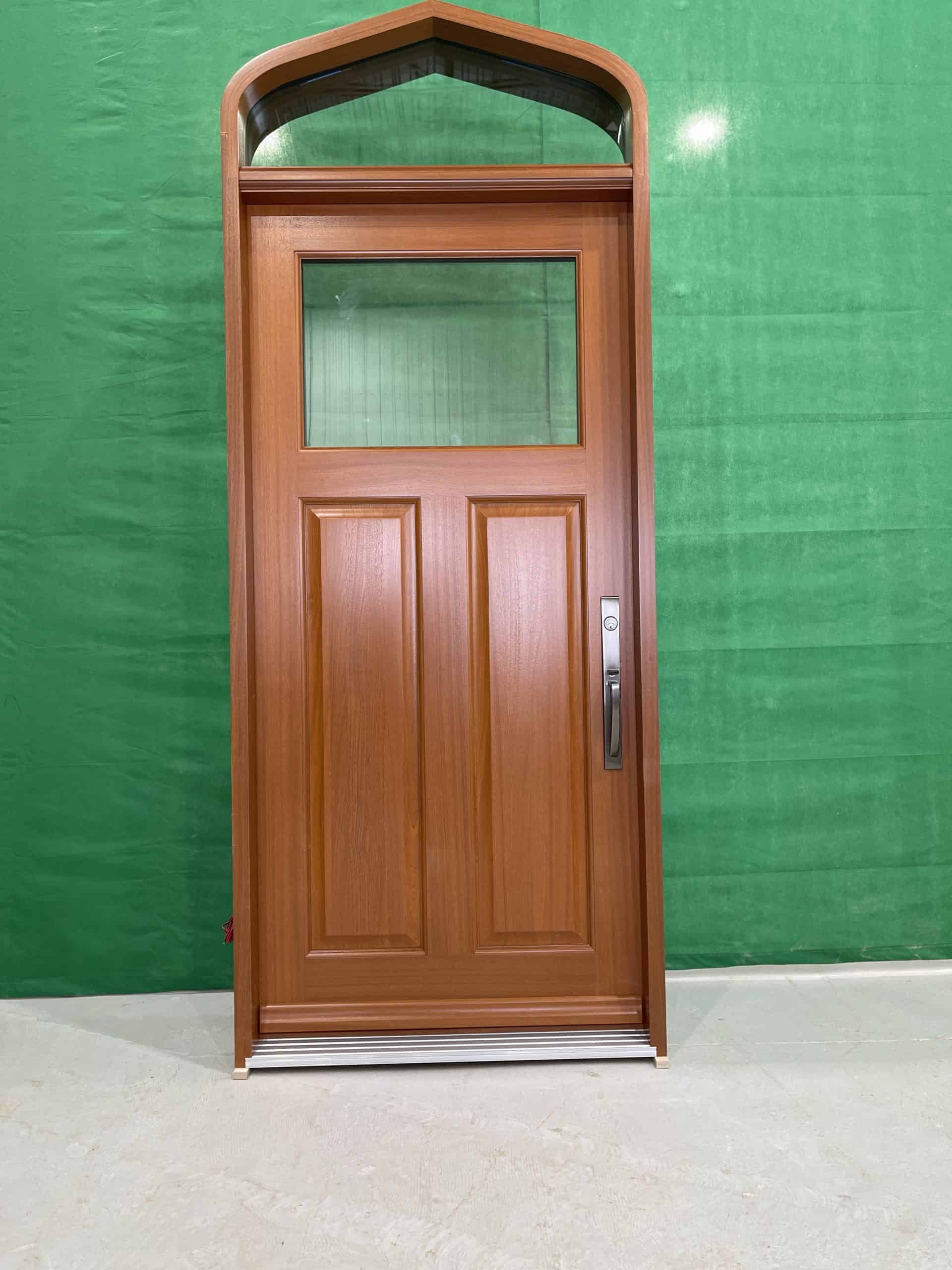 Porte Extérieur Prémontée Simple avec Imposte Ogive. Modèle 1 thermos et 2 panneaux ravalés standards