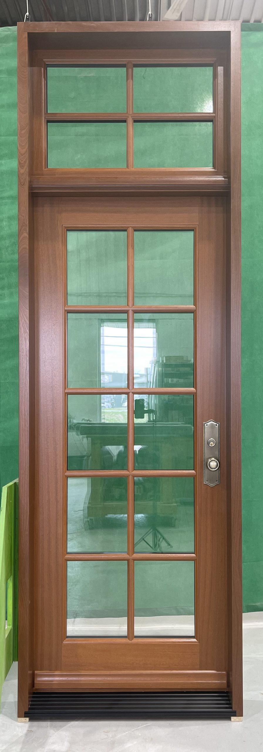 Porte Extérieur en Acajou Sapele. Prémonté Simple avec Imposte. Modèle 20100. 1 thermos clair trempé avec 10 carreaux sdl faux-intercalaire moulure standard. Poignée Kinob Mortaise Barclay de Baldwin