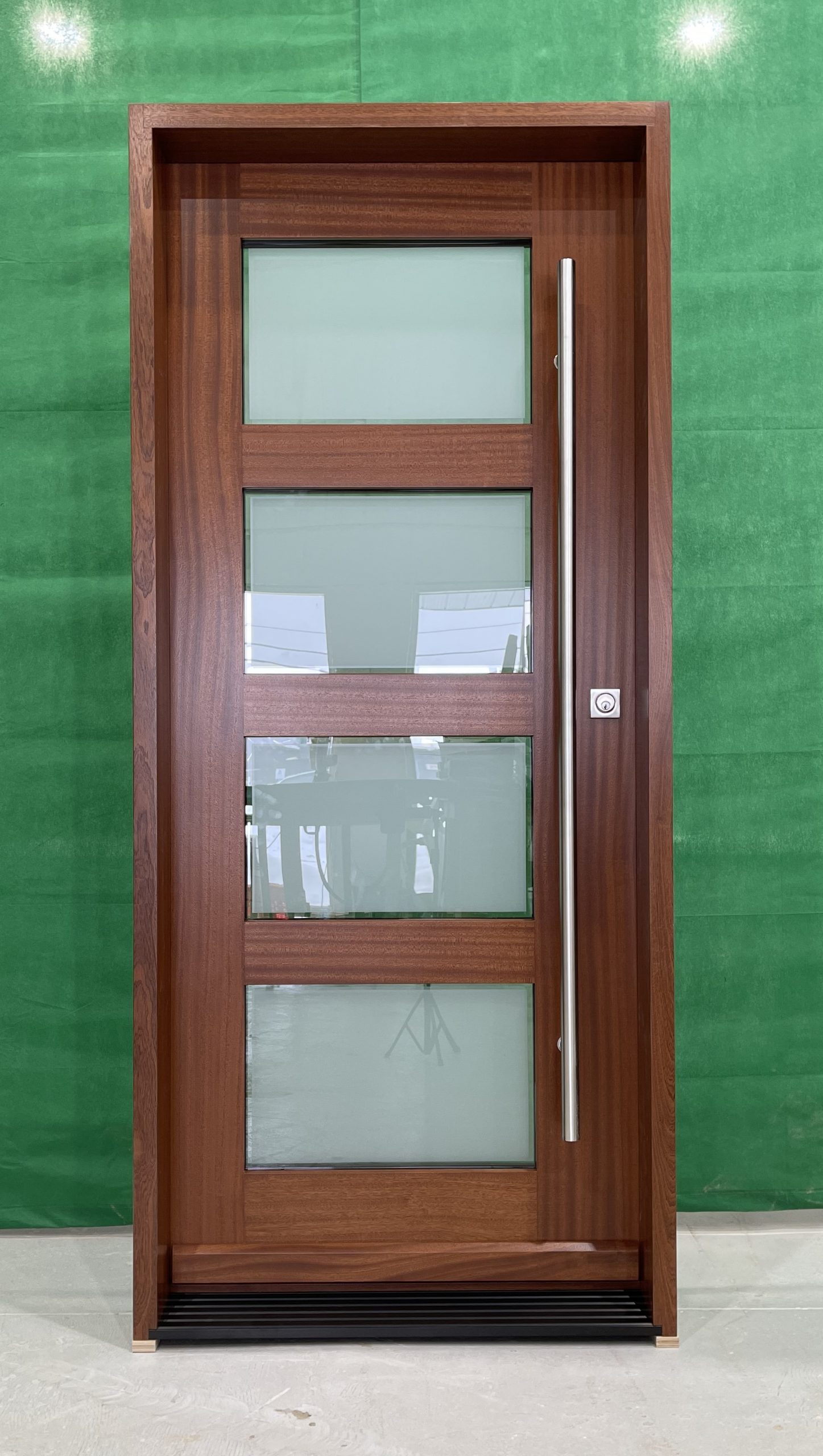Porte Extérieur en Acajou Sapele. Prémonté Simple Modèle 20407. 4 Thermos clairs Trempé avec centre sandblast blanc et contour clair mouluration shaker ext et carré standard int.. Poignée à tirer dos à dos ahi. serrurer à mortaise am648 de aurum