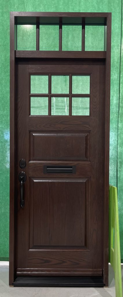 Porte Extérieur en Chêne Blanc. Prémontée Simple avec Imposte Modèle 20321. 1 thermos double clair trempé avec carreaux sdl avec faux-intercalaire moulure standard et 2 panneaux ravalés standards. Baldwin Poignée à clenche mortaise lexington et fente-aux-lettres draft guard