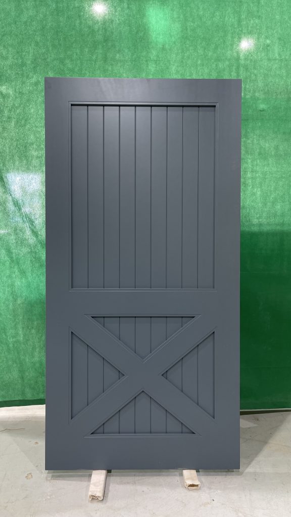 Porte Intérieure en Bois Massif à Peinturer. Modèle 10513. 5 Panneaux Plats V-Joint (4 Panneaux du bas en X) Mouluration Carrées. Coulissante Simple de Surface.