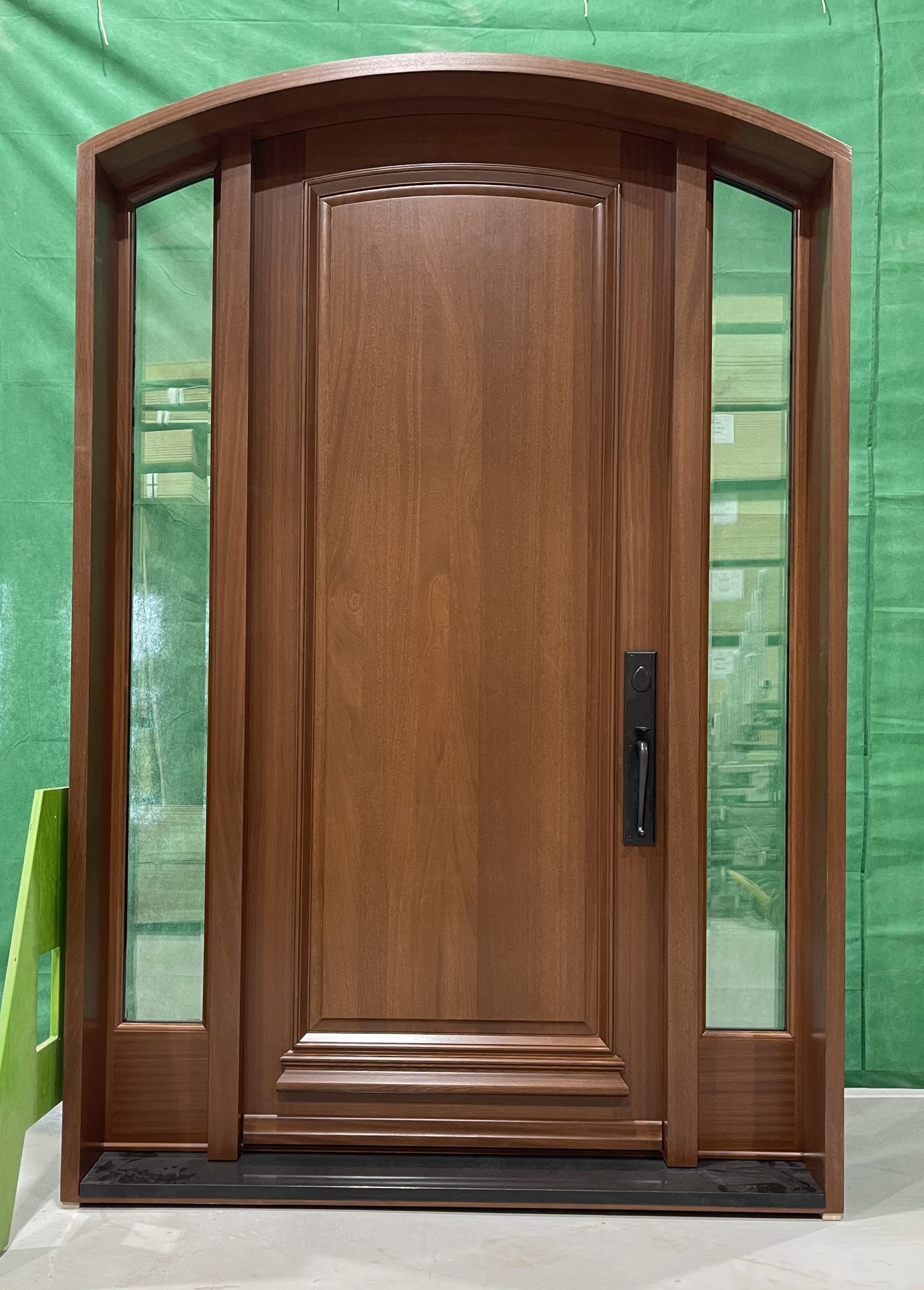 Porte Extérieure Prémontée Simple avec 2 Latéraux Tête Arquée.Modèle 10100-A Extra sur-mouluration 95034 et moulure allure au bas du panneau. Panneau ravalé. Thermos Clair trempé biseauté 1 pouce moulure standard. Ashley Norton Poignée à Clenche